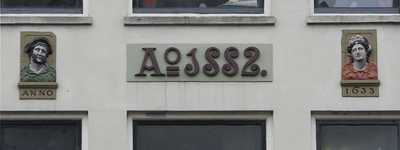 905486 Afbeelding van twee gevelstenen met een mannen- en een vrouwenkopje en een datumsteen (Ao. 1882) in de ...